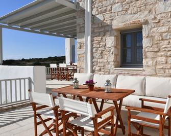 Sea Swell Villa 1 - elegant home with shared pool - Santa Maria - Balkón