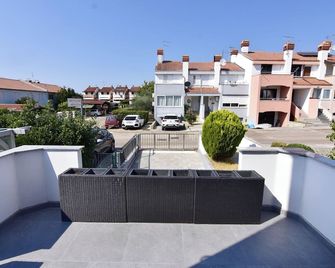 Nice Diva accommodation, Komunela-Umag, 2 bathrooms, air-conditioned, WiFi, - Umag - Balkon