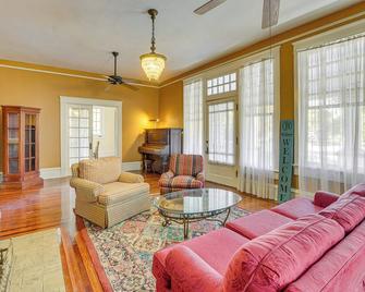 1 Mi to Dtwn Meridian: Historic Home w/ Porch! - Meridian - Living room