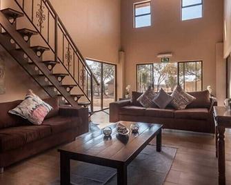 Ritsako Game Lodge - Hammanskraal - Living room