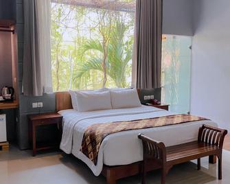 Bukit Daun Hotel And Resort - Kediri - Спальня