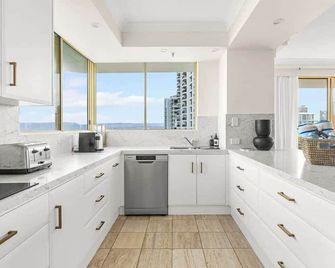 Luxury 3BR in Gold Coast with Ocean & City Views - Surfers Paradise - Kitchen