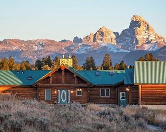 Best Teton Views: The Ultimate Log Cabin Retreat - Tetonia - Edificio