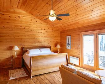 Executive style family cottage on the water - Souris - Bedroom