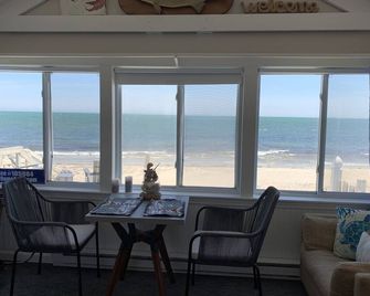 Cape Cod/Oceanfront on Nantucket Sound w/ Private Beach & Deck, Free Kayaks - Yarmouth - Living room
