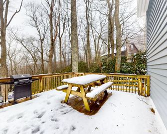 Three Bears Cabin - Blowing Rock - Balcony
