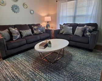 Diamond in the Sky-704 - Middletown - Salon