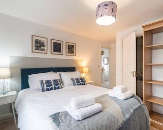 Prime location 3 bed House - Newport - Bedroom