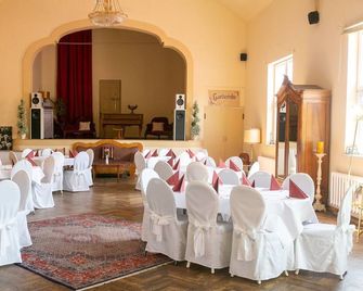 Bahnhofshotel Die Neue Bühne - Bad Saarow - Feestzaal