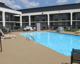 Baymont by Wyndham Florence - Florence - Pool