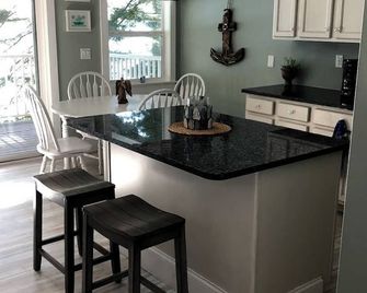 Enjoy Modern Amenities and Fun on the Water with Kayaks & Paddle Boat - Keeseville - Kitchen