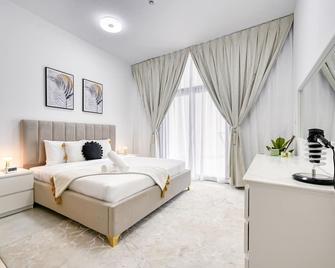 Urban 1BR at Binghatti Stars Dubai Silicon Oasis by Deluxe Holiday Homes - Dubaj - Sypialnia