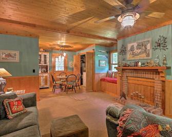 Cozy Pine Mountain Cabin with Screened Porch and Yard! - Pine Mountain - Вітальня