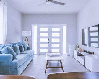 Tropical paradise with all the modern amenities - Diamond Valley - Living room
