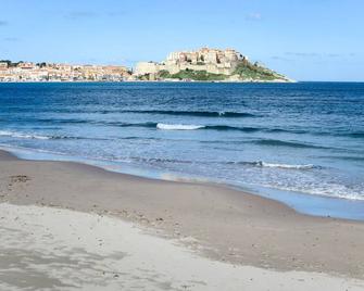 Beautiful apartment in villa for 2 people with WIFI, pool, TV, patio, pets allowed and parking - Calvi - Plage