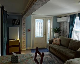 The Henry Collins Inn - Newport - Living room