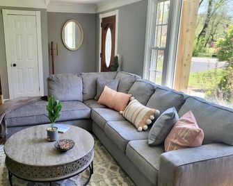 Lake Front Haven with Dual Living Rooms, Hot Tub - Mount Juliet - Вітальня