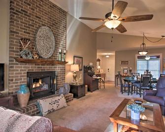 Spacious Greenwood Getaway - 2 Mi to Main St! - Greenwood - Living room