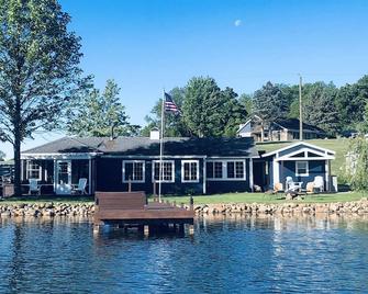 This two-bedroom Lakeside cottage is a magical place - Columbia City - Edificio