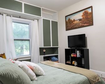 Anderson Cottage: comfy 3 bedroom near stadium, winery, airport, & golf course! - Manhattan - Bedroom
