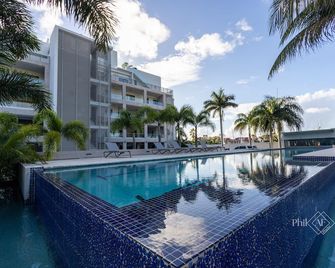 Magnifique Penthouse de 400 m2 à Las Brisas Residence - Cole Bay - حوض السباحة