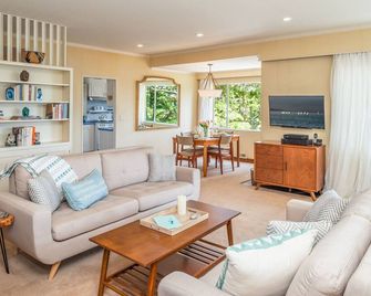 3776 Stonehill ~ Lovely Gardens, Walk to Downtown - Carmel-by-the-Sea - Living room