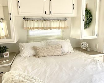 Charming Farmhouse in a Travel Trailer - Tehachapi - Schlafzimmer