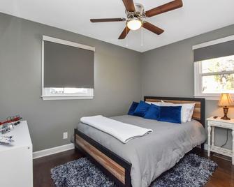 Fort Mill March Madness Promo! Special Rates. Nice home with large fenced yard. - Fort Mill - Bedroom