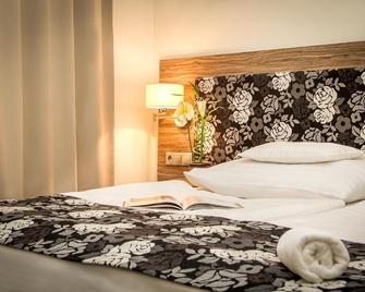 Bodrogi Kúria Wellness Hotel - Inárcs - Bedroom