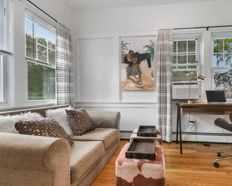 Midcentury Mod Suite, Hudson River/Mt Beacon Views - Newburgh - Living room
