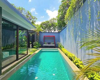 Seminyak Icon - By Karaniya Experience - Chse Certified - Denpasar - Zwembad