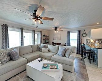 St Martin Beachwalk Villas #121 - Destin - Living room