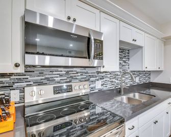 Golf, Shop and Hike Youngtown Hideaway! - Youngtown - Cozinha