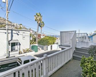 216WB: Budget-friendly Apartment in Victorian Triplex, 2 Blocks from Beach + WIF - Avalon - Outdoors view