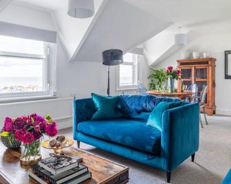 Tranquil Beachfront Beautiful 2-Bed Apartment - Deal - Living room