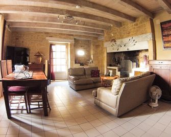 2 pools, private spa, jacuzzi, sauna. 3 lovely, restored 18th C. Houses. - Groléjac - Sala de estar