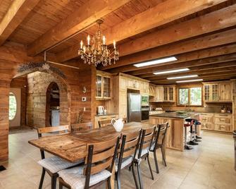 Authentic & Stunning, Rustic Log House located on 28 acres with private road - Wanasing Beach - Dining room