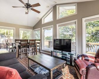 Lakeside Cottage w/ Spacious Multi-level Deck and Outdoor Living Space - Monticello - Living room