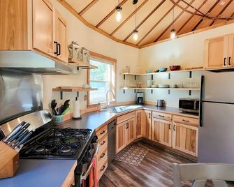 Sunflower Yurt - Mazama special place - Mazama - Kitchen