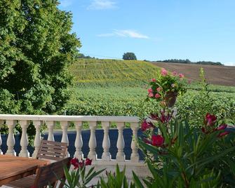 cottage in lush greenery. - Saint-Hilaire-de-Villefranche - Balcon