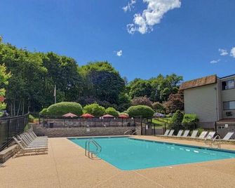 Adorable, updated condo. Walk to Weirs Beach. Near Bank of N.H.Pavilion. - Laconia - Piscina