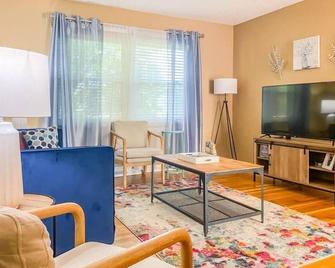Near Space Center- Mahan Splashdown - Madison - Living room
