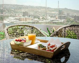 Opera Suite Hotel - ירבאן - מרפסת