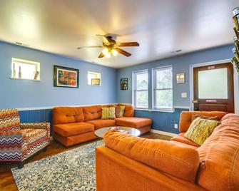 Downtown Hermann Vacation Home Near Wineries! - Hermann - Living room
