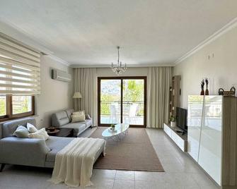 Cozy 4-bedroom condo in delightful Turunç with WiFi, AC - Turunç - Living room