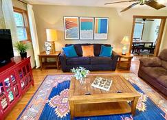 Chestnut Hill Retreat-Spacious-3 miles to Downtown - Asheville - Living room