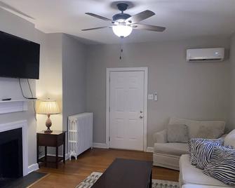 Charming 3 Bedroom 2 Bathroom House - Petersburg - Wohnzimmer