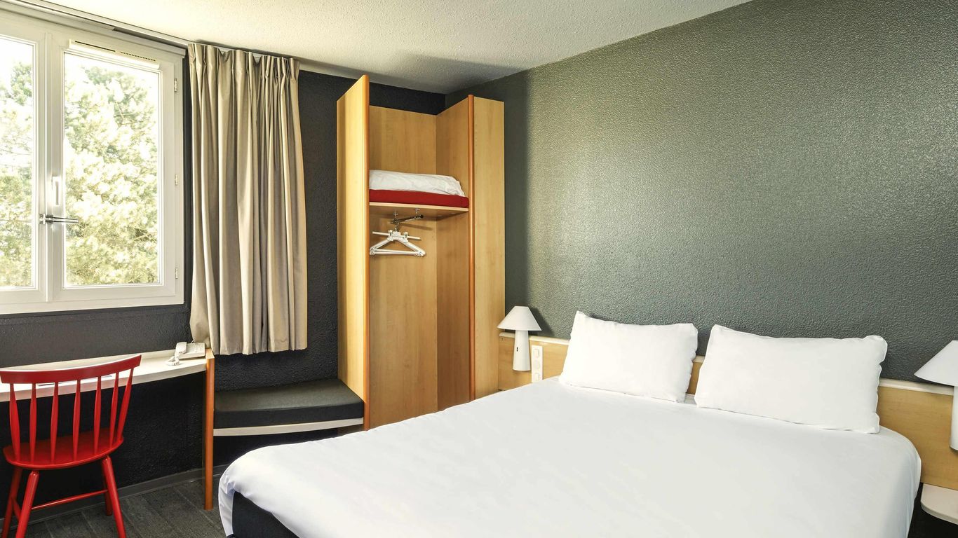 沙特爾西盧斯宜必思酒店 - 盧斯