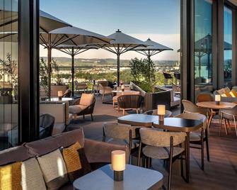 Radisson Blu Hotel at Porsche Design Tower Stuttgart - Stuttgart - Restaurant