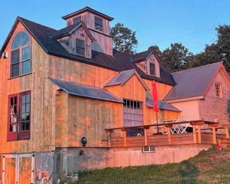 Elegant Private Barn Apartment in E Dover with 50 mile view - East Dover - Building